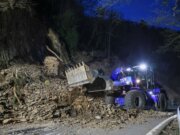 Ein Radlader des Technischen Hilfswerks räumt am Balkhauser Weg große Mengen Geröll und Felsmaterial von der Fahrbahn, nachdem sich mehrere Felsstücke aus dem Hang gelöst hatten. (Foto: © Tim Oelbermann)