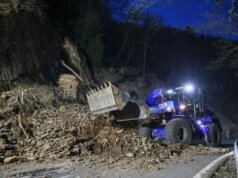 Solingen: Felsensturz am Balkhauser Weg sorgt für Vollsperrung Ein Radlader des Technischen Hilfswerks räumt am Balkhauser Weg große Mengen Geröll und Felsmaterial von der Fahrbahn, nachdem sich mehrere Felsstücke aus dem Hang gelöst hatten. (Foto: © Tim Oelbermann)