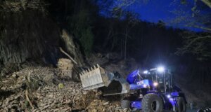 Solingen: Felsensturz am Balkhauser Weg sorgt für Vollsperrung Ein Radlader des Technischen Hilfswerks räumt am Balkhauser Weg große Mengen Geröll und Felsmaterial von der Fahrbahn, nachdem sich mehrere Felsstücke aus dem Hang gelöst hatten. (Foto: © Tim Oelbermann)