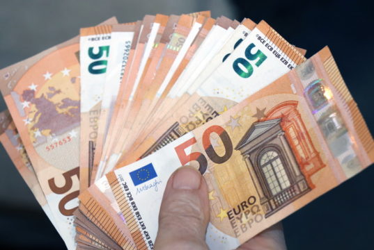 Vor allem Senioren werden immer wieder Opfer dreister Telefon- und Trickbetrüger und geben schließlich Bargeld heraus. (Symbolfoto: © Bastian Glumm)