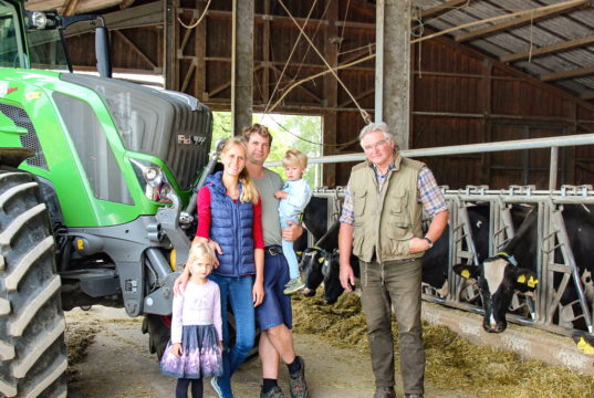Der Solinger Bauernhof Dickhoven ist ein Familienbetrieb: v.li Marina und Martin Dickhoven, Senior-Chef Karl-Otto Dickhoven und die beiden Kinder Marie und Alexander. (Foto: © Bauernhof Dickhoven)
