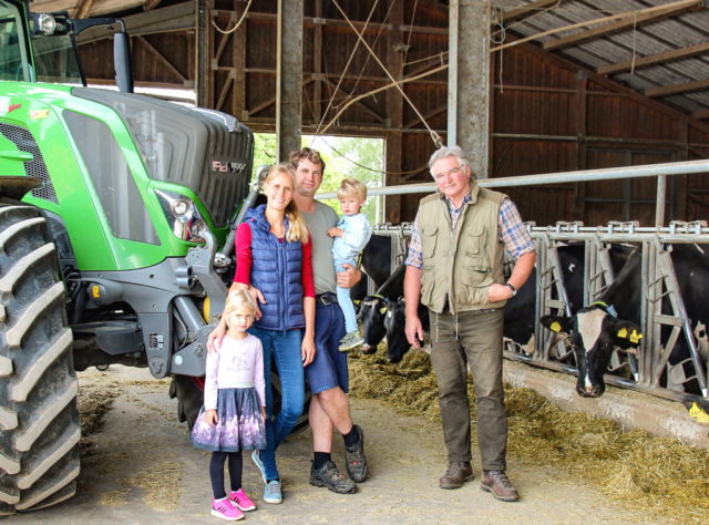 Der Solinger Bauernhof Dickhoven ist ein Familienbetrieb: v.li Marina und Martin Dickhoven, Senior-Chef Karl-Otto Dickhoven und die beiden Kinder Marie und Alexander. (Foto: © Bauernhof Dickhoven)