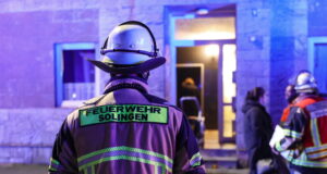 An der Bausmühlenstraße in Wald kam es in der Nacht von Freitag auf Samstag gegen 00.15 Uhr zu einem Brand in einer Garage. (Foto: © Tim Oelbermann)