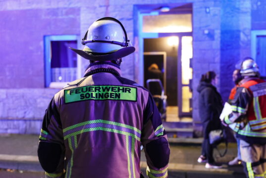 An der Bausmühlenstraße in Wald kam es in der Nacht von Freitag auf Samstag gegen 00.15 Uhr zu einem Brand in einer Garage. (Foto: © Tim Oelbermann)