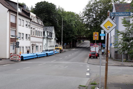 Auf der Cronenberger Straße werden zwischen der Einmündung Potshauser Straße und der Kreuzung Schiller-/ Helenenstraße Gas- und Wasserleitungen verlegt. (Foto: © Bastian Glumm)