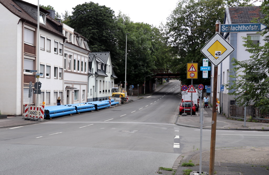 Auf der Cronenberger Straße werden zwischen der Einmündung Potshauser Straße und der Kreuzung Schiller-/ Helenenstraße Gas- und Wasserleitungen verlegt. (Foto: © Bastian Glumm)