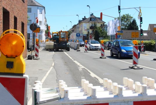 Seit rund einem Jahr wird wird die Hildener Straße umfassend saniert, die Arbeiten gehen un in die nächste Phase, die Vorbereitungen dazu starten heute. (Archivfoto: © Bastian Glumm)