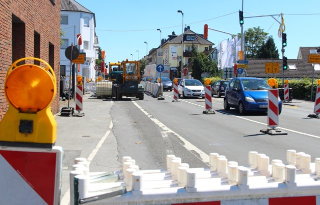 Seit rund einem Jahr wird wird die Hildener Straße umfassend saniert, die Arbeiten gehen un in die nächste Phase, die Vorbereitungen dazu starten heute. (Archivfoto: © Bastian Glumm)