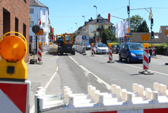 Die Bauarbeiten auf der Hildener Straße sind in der letzten Phase. Seit heute regeln Baustellenampeln den Verkehr an der Ecke Hildener- Grenzstraße. (Foto: © B. Glumm)