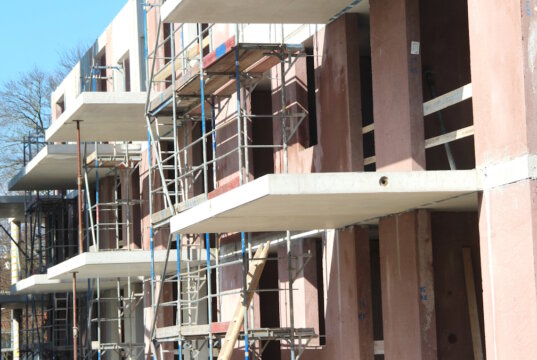 In Solingen entstehen aktuell neue, geförderte Mietwohnungen und Einfamilienhäuser für Menschen mit Wohnberechtigungsschein. (Symbolfoto: © Bastian Glumm)