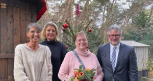 Kamen zum Abschied zusammen: v.li. Gabriele Heller (Einrichtungsleiterin St. Lukas Pflegeheim), Anne Obermann (designierte Pflegedienstleiterin St. Lukas Pflegeheim), Beate Kalowsky (scheidende Pflegedienstleiterin St. Lukas Pflegeheim) und Franziskus von Ballestrem (Geschäftsführer Senioreneinrichtungen). (Foto: © Alexianer)