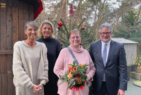 Kamen zum Abschied zusammen: v.li. Gabriele Heller (Einrichtungsleiterin St. Lukas Pflegeheim), Anne Obermann (designierte Pflegedienstleiterin St. Lukas Pflegeheim), Beate Kalowsky (scheidende Pflegedienstleiterin St. Lukas Pflegeheim) und Franziskus von Ballestrem (Geschäftsführer Senioreneinrichtungen). (Foto: © Alexianer)