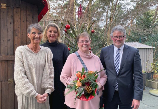 Kamen zum Abschied zusammen: v.li. Gabriele Heller (Einrichtungsleiterin St. Lukas Pflegeheim), Anne Obermann (designierte Pflegedienstleiterin St. Lukas Pflegeheim), Beate Kalowsky (scheidende Pflegedienstleiterin St. Lukas Pflegeheim) und Franziskus von Ballestrem (Geschäftsführer Senioreneinrichtungen). (Foto: © Alexianer)