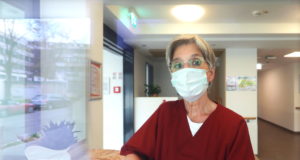 Pflegefachkraft Beatrix Palm hat noch sechs Jahre bis zu Ihrer Rente, arbeitet seit 35 Jahren im St. Lukas Pflegeheim an der Schwanenstraße. (Foto: © Uli Preuss)