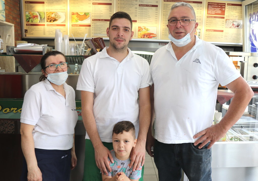 Die ganze Familie kümmert sich um den Betrieb "Bei Dora": v.li. Theodora Mihailidou, Iordanis Tingiridis und Achilleas Tingiridis . Vorne "Nachwuchs-Chef" Achilleas Junior. (Foto: © Bastian Glumm)