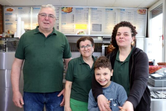 Die Familie hinter "Bei Dora": Seit über 30 Jahren vereint im kulinarischen Erfolg. (Foto: © Bastian Glumm)