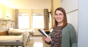 Meike Riehl leitet im Klinikum das Belegungsmangement. Die 28-Jährige arbeitet seit zehn Jahren im Klinikum, davon seit drei als Belegungskoordinatorin. (Foto: © Bastian Glumm)