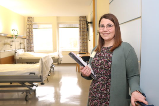Meike Riehl leitet im Klinikum das Belegungsmangement. Die 28-Jährige arbeitet seit zehn Jahren im Klinikum, davon seit drei als Belegungskoordinatorin. (Foto: © Bastian Glumm)