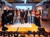 Die fünf Startup-Teams des 16. berg-pitch gemeinsam mit Jury, Veranstaltern und Gastgebern in der MAKU Bar & Restaurant in Solingen. (Foto: © Daniel Rüsseler)