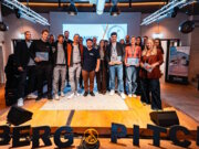Die fünf Startup-Teams des 16. berg-pitch gemeinsam mit Jury, Veranstaltern und Gastgebern in der MAKU Bar & Restaurant in Solingen. (Foto: © Daniel Rüsseler)
