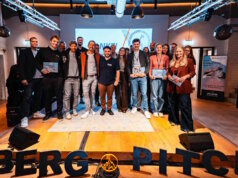 Die fünf Startup-Teams des 16. berg-pitch gemeinsam mit Jury, Veranstaltern und Gastgebern in der MAKU Bar & Restaurant in Solingen. (Foto: © Daniel Rüsseler)