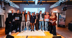 Die fünf Startup-Teams des 16. berg-pitch gemeinsam mit Jury, Veranstaltern und Gastgebern in der MAKU Bar & Restaurant in Solingen. (Foto: © Daniel Rüsseler)
