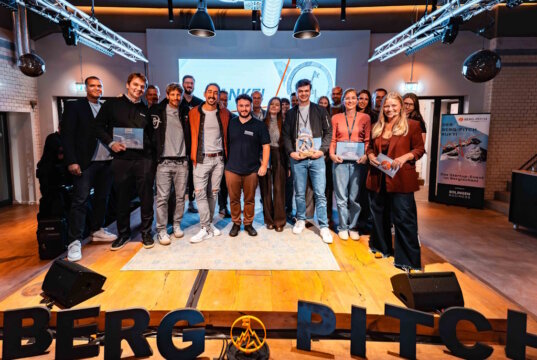 Die fünf Startup-Teams des 16. berg-pitch gemeinsam mit Jury, Veranstaltern und Gastgebern in der MAKU Bar & Restaurant in Solingen. (Foto: © Daniel Rüsseler)