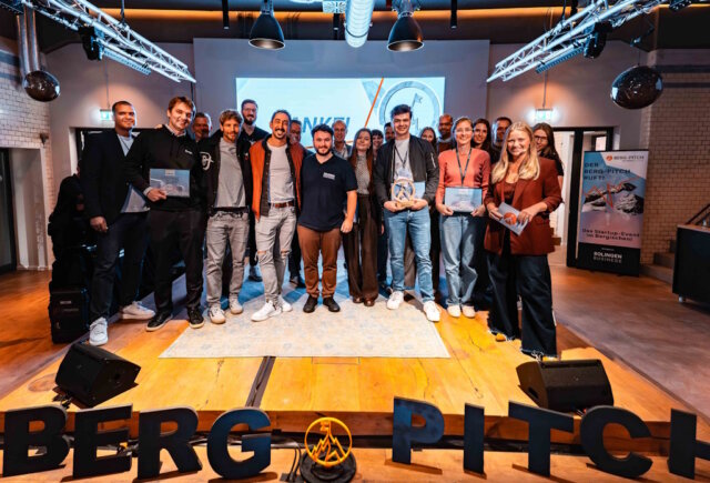 berg-pitch-2025 Die fünf Startup-Teams des 16. berg-pitch gemeinsam mit Jury, Veranstaltern und Gastgebern in der MAKU Bar & Restaurant in Solingen. (Foto: © Daniel Rüsseler)