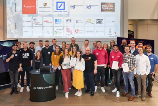 Am 25. März geht mit dem berg-pitch das größte Startup-Event im Bergischen Land in die 8. Runde – diesmal als “Hybrid-Edition”. Auf dem Bild die Gewinner der Veranstaltung 2020. (Foto: © Leon Sinowenka)