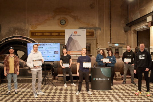 Der Berg-Pitch fand jetzt als Hybrid-Event statt: v.li. Jan Hölter (Head of Digital Products – ABS Safety GmbH), Phillipe Munzenmaier (Kid-Coins), Florian Dostert (Sales2B), Karsten Hirsch (Plastic Fischer), Paula Vorbeck und Evelyn Wagner (Compounder), Sven Spieckermann (Heuremo), Sven Anders Wagner (Prokurist GuT und Leiter coworkit). (Foto: © Leon Sinowenka)
