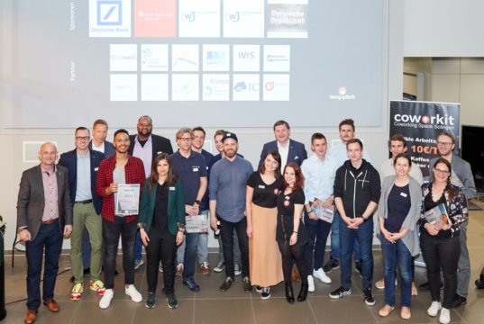 Finalisten, Juroren und Veranstalter waren beim 4. Berg-Pitch am Mittwoch in den Räumen der codecentric AG bester Laune. (Foto: © Leon Sinowenka)