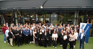 Mit einer feierlichen Veranstaltung im Remscheider Grillardor würdigte die Bergische IHK jetzt die herausragenden Leistungen der sehr guten Absolventinnen und Absolventen der Winter- und Sommerprüfungen 2025. (Foto: © Stefan Fries / Bergische IHK)