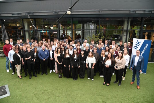 Mit einer feierlichen Veranstaltung im Remscheider Grillardor würdigte die Bergische IHK jetzt die herausragenden Leistungen der sehr guten Absolventinnen und Absolventen der Winter- und Sommerprüfungen 2025. (Foto: © Stefan Fries / Bergische IHK)