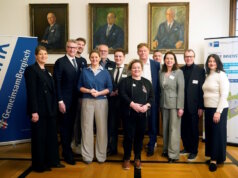 Wollen gemeinsam an der Zukunft der Innenstädte arbeiten (v.l.): Katrin Becker (IHK-Vizepräsidentin), Sven Wolf (Oberbürgermeister Remscheid), Gottfried Engendahl (Wirtschaftsjunioren Wuppertal), Miriam Scherff (Oberbürgermeisterin Wuppertal), Frank Achenbach (IHK Offenbach am Main), Daniel Flemm (Oberbürgermeister Solingen), Kristine Todt (Stadtmarketing Hanau), Michael Wenge (Hauptgeschäftsführer Bergische IHK), Sebastian Holthus (Bergische IHK), Bärbel Beck (IHK-Vizepräsidentin), Andreas Reiter (ZTB Zukunftsbüro) und Dr. Daria Stottrop (Bergische IHK). (Foto: © Jens Grossmann)