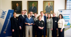 Wollen gemeinsam an der Zukunft der Innenstädte arbeiten (v.l.): Katrin Becker (IHK-Vizepräsidentin), Sven Wolf (Oberbürgermeister Remscheid), Gottfried Engendahl (Wirtschaftsjunioren Wuppertal), Miriam Scherff (Oberbürgermeisterin Wuppertal), Frank Achenbach (IHK Offenbach am Main), Daniel Flemm (Oberbürgermeister Solingen), Kristine Todt (Stadtmarketing Hanau), Michael Wenge (Hauptgeschäftsführer Bergische IHK), Sebastian Holthus (Bergische IHK), Bärbel Beck (IHK-Vizepräsidentin), Andreas Reiter (ZTB Zukunftsbüro) und Dr. Daria Stottrop (Bergische IHK). (Foto: © Jens Grossmann)