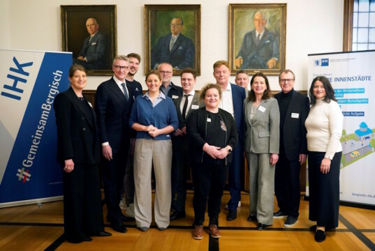 Wollen gemeinsam an der Zukunft der Innenstädte arbeiten (v.l.): Katrin Becker (IHK-Vizepräsidentin), Sven Wolf (Oberbürgermeister Remscheid), Gottfried Engendahl (Wirtschaftsjunioren Wuppertal), Miriam Scherff (Oberbürgermeisterin Wuppertal), Frank Achenbach (IHK Offenbach am Main), Daniel Flemm (Oberbürgermeister Solingen), Kristine Todt (Stadtmarketing Hanau), Michael Wenge (Hauptgeschäftsführer Bergische IHK), Sebastian Holthus (Bergische IHK), Bärbel Beck (IHK-Vizepräsidentin), Andreas Reiter (ZTB Zukunftsbüro) und Dr. Daria Stottrop (Bergische IHK). (Foto: © Jens Grossmann)