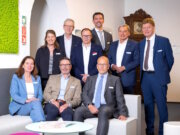 Das neugewählte Präsidium der Bergischen IHK - Sitzend (v.l.): Bärbel Beck, Jan Coblenz, Axel Blankennagel. Stehend (v.l.): Katrin Becker, Dr. Andreas Groß, Dr. Roman Diederichs, Henner Pasch, Peter Krämer und IHK-Hauptgeschäftsführer Michael Wenge. (Foto: © Wolf Sondermann / Bergische IHK)