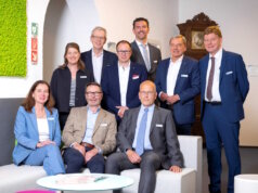 Das neugewählte Präsidium der Bergischen IHK - Sitzend (v.l.): Bärbel Beck, Jan Coblenz, Axel Blankennagel. Stehend (v.l.): Katrin Becker, Dr. Andreas Groß, Dr. Roman Diederichs, Henner Pasch, Peter Krämer und IHK-Hauptgeschäftsführer Michael Wenge. (Foto: © Wolf Sondermann / Bergische IHK)