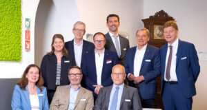 Das neugewählte Präsidium der Bergischen IHK - Sitzend (v.l.): Bärbel Beck, Jan Coblenz, Axel Blankennagel. Stehend (v.l.): Katrin Becker, Dr. Andreas Groß, Dr. Roman Diederichs, Henner Pasch, Peter Krämer und IHK-Hauptgeschäftsführer Michael Wenge. (Foto: © Wolf Sondermann / Bergische IHK)