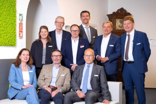 Das neugewählte Präsidium der Bergischen IHK - Sitzend (v.l.): Bärbel Beck, Jan Coblenz, Axel Blankennagel. Stehend (v.l.): Katrin Becker, Dr. Andreas Groß, Dr. Roman Diederichs, Henner Pasch, Peter Krämer und IHK-Hauptgeschäftsführer Michael Wenge. (Foto: © Wolf Sondermann / Bergische IHK)