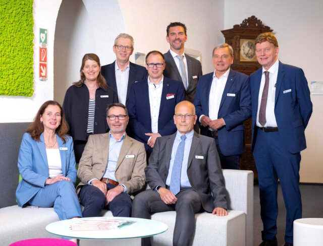 bergische-ihk-vorstand-pasch Das neugewählte Präsidium der Bergischen IHK - Sitzend (v.l.): Bärbel Beck, Jan Coblenz, Axel Blankennagel. Stehend (v.l.): Katrin Becker, Dr. Andreas Groß, Dr. Roman Diederichs, Henner Pasch, Peter Krämer und IHK-Hauptgeschäftsführer Michael Wenge. (Foto: © Wolf Sondermann / Bergische IHK)