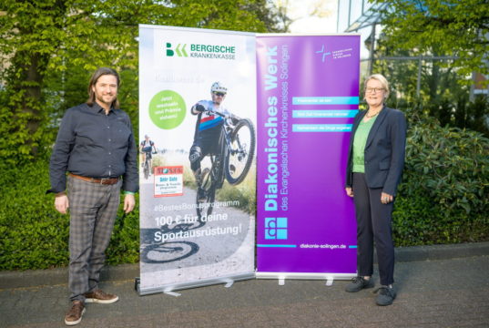 Frank Goworek, stellvertretender Vorstand der Bergischen Krankenkasse und Ulrike Kilp, Geschäftsführerin der Diakonie in Solingen. (Foto: © Bergische Krankenkasse)