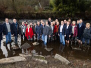 Über 20 Unternehmerinnen und Unternehmer aus dem Bergischen Städtedreieck stehen symbolisch in der Wupper, um auf die angespannte wirtschaftliche Lage der Industrie und den aus ihrer Sicht wachsenden Handlungsdruck für Politik und Verwaltung aufmerksam zu machen. (Foto: © Malte Reiter / Bergische IHK)