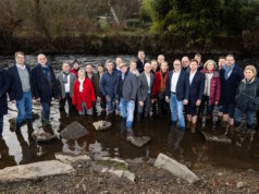 Über 20 Unternehmerinnen und Unternehmer aus dem Bergischen Städtedreieck stehen symbolisch in der Wupper, um auf die angespannte wirtschaftliche Lage der Industrie und den aus ihrer Sicht wachsenden Handlungsdruck für Politik und Verwaltung aufmerksam zu machen. (Foto: © Malte Reiter / Bergische IHK)