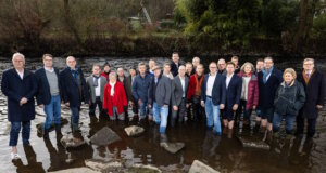 Über 20 Unternehmerinnen und Unternehmer aus dem Bergischen Städtedreieck stehen symbolisch in der Wupper, um auf die angespannte wirtschaftliche Lage der Industrie und den aus ihrer Sicht wachsenden Handlungsdruck für Politik und Verwaltung aufmerksam zu machen. (Foto: © Malte Reiter / Bergische IHK)