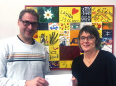 Die zweite Vorsitzende von „Solingen hilft e. V.“, Barbara Eufinger, war jetzt in der Bergischen VHS zu Gast, um den Spendenbetrag von Michael Backendorf, Fachbereichsleiter der Familienbildung der Volkshochschule, entgegenzunehmen. (Foto: © Bergische VHS)