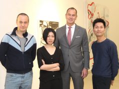 Novum der Bergischen Kunstausstellung: 160 abgegebene Stimmen entfielen auf den jungen Künstler Emil Walde (li.). Ebenfalls 160 Stimmen ergatterte das Künstler-Duo Nana Hirose und Kazuma Nagatani (re.), so dass es erstmals zwei Erstplatzierte gab. Sparkassen-Vorstandsvorsitzender Stefan Grunwald war davon erfreut. (Foto: © B. Glumm)