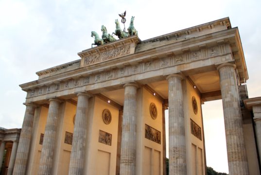 Einer der drei Eröffnungsgottesdienste des diesjährigen Deutschen Evangelischen Kirchentags findet am Brandenburger Tor im Herzen Berlins statt. (Archivfoto: © B. Glumm)