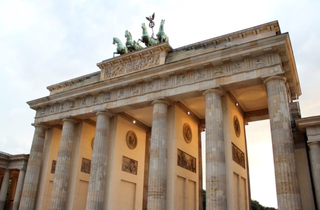 Einer der drei Eröffnungsgottesdienste des diesjährigen Deutschen Evangelischen Kirchentags findet am Brandenburger Tor im Herzen Berlins statt. (Archivfoto: © B. Glumm)