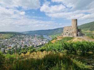 Die Burg Landshut ist ein Zeuge der Geschichte. Bereits die Römer unterhielten auf dem Berg einen Vorposten. Der Blick ins Moseltal ist spektakulär. (Foto: © Bastian Glumm)